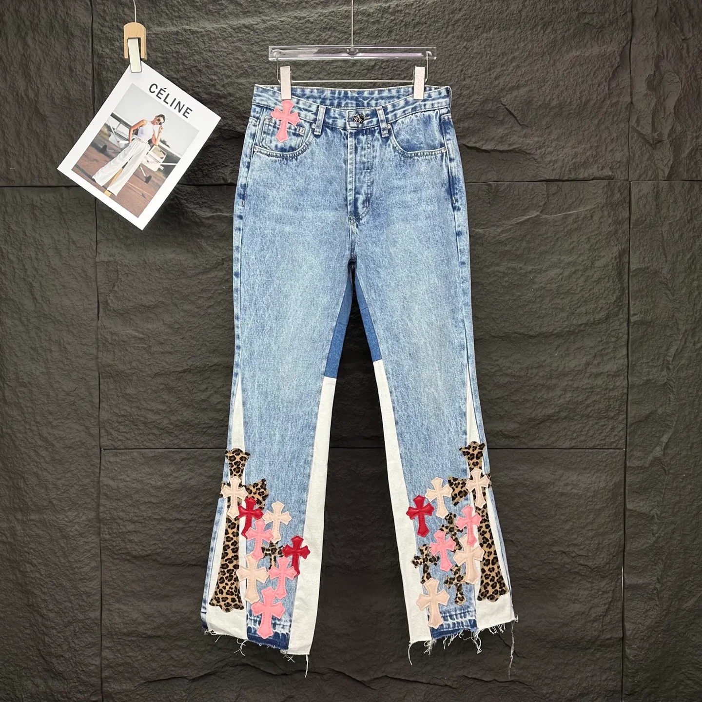 P280 GALLERY DEPT. & Croixin co-branded 2025 new limited edition spliced ​​trousers pink leopard print cross patch leather couple style bootcut jeans 🔥high version🔥high version🔥 top ceiling quality styles with different washed textures, very friendly to people with thin legs and thick legs, the bootcut version is very flattering leg shape timeless moderate length, easy and casual to match, basic styling for various styles, a must-have in the wardrobe! The fabric is stiff but also makes the upper body soft without losing texture. The washing process is even more perfect. It is a must-have item for everyone! ! ! Washed wheat, hang tag, pants label, three complete labels, color: blue, size: 28, 30, 32, 34, 36 (five sizes)